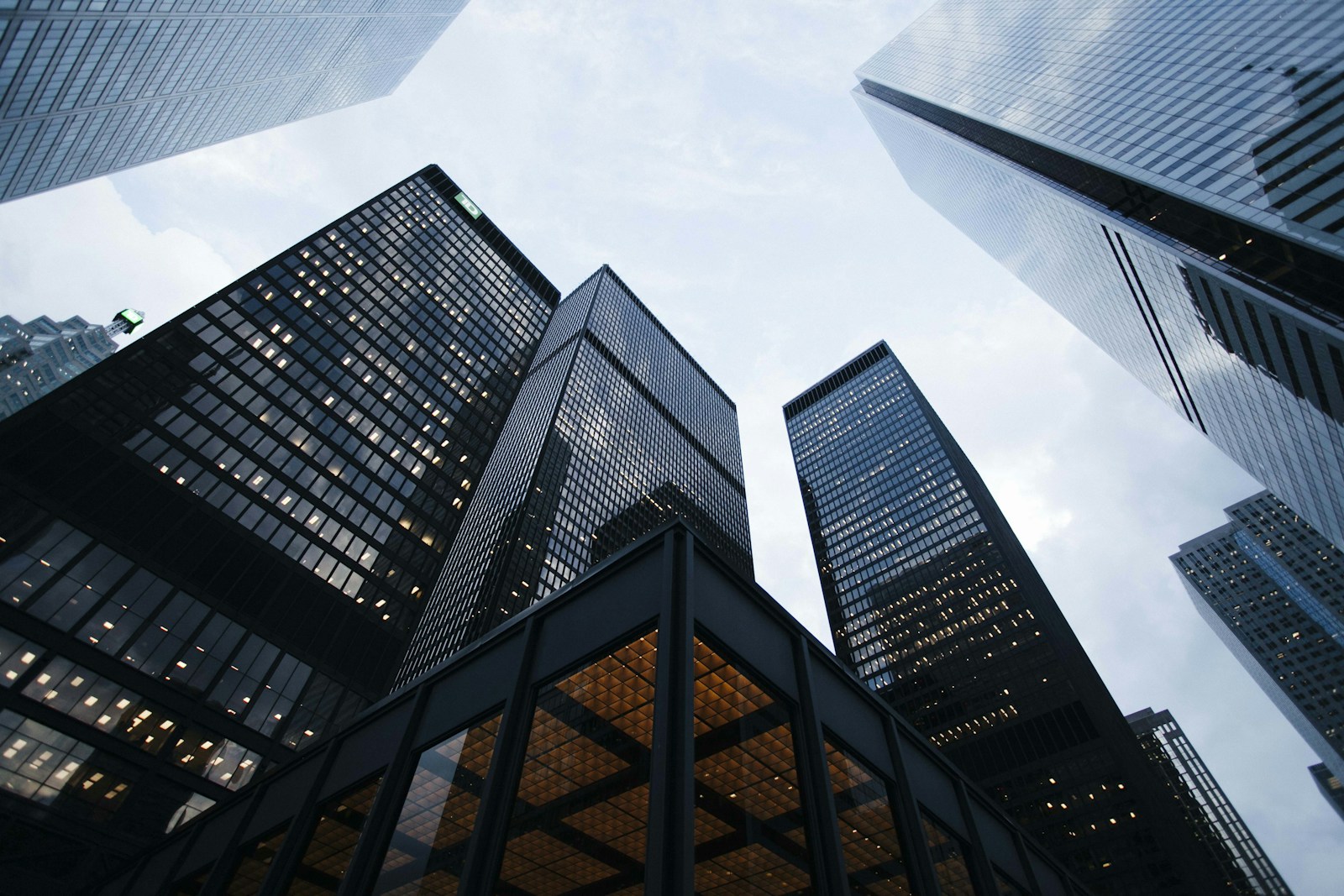 Arquitectura de edificios corporativos vista desde la calle
