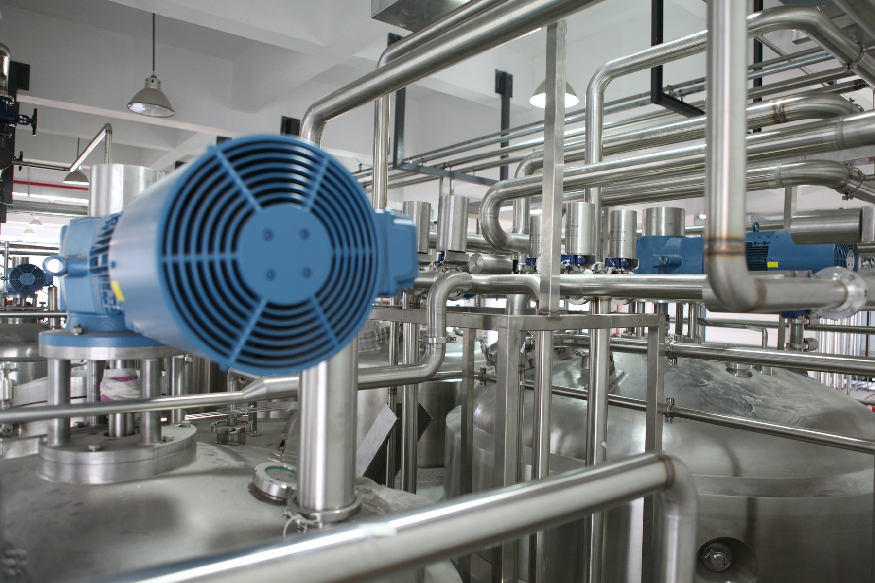 Equipos y tuberías en una instalación industrial